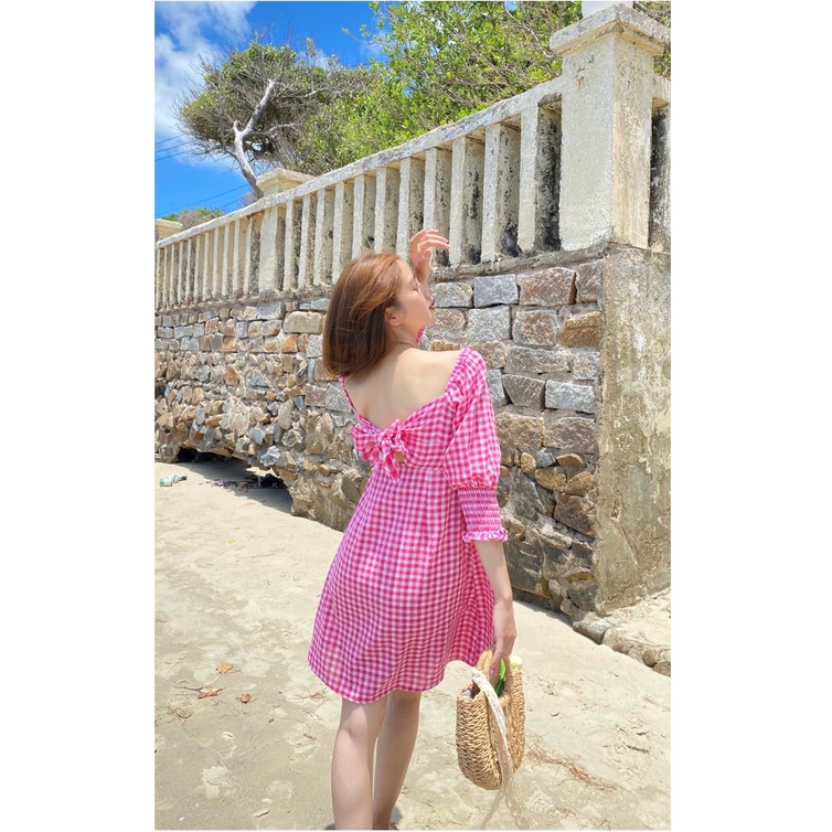 Đầm mocking trễ vai form suông rộng cột nơ sau thời trang GAGO hoạ tiết caro nhí hồng GG3834