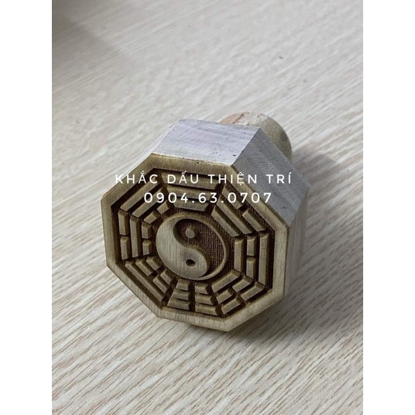 Dấu gỗ thị 5 cm , khắc các dấu bản mệnh , ấn nhà Trần , dấu bát quái, chấm mực ngoài, bền đẹp.