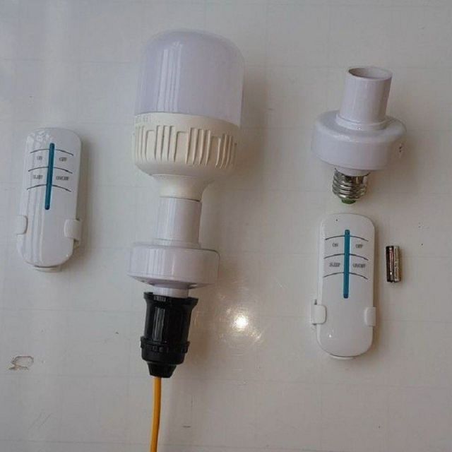 Đuôi  Bóng Đèn E27 Không Dây 220v Kèm Điều Khiển Từ Xa