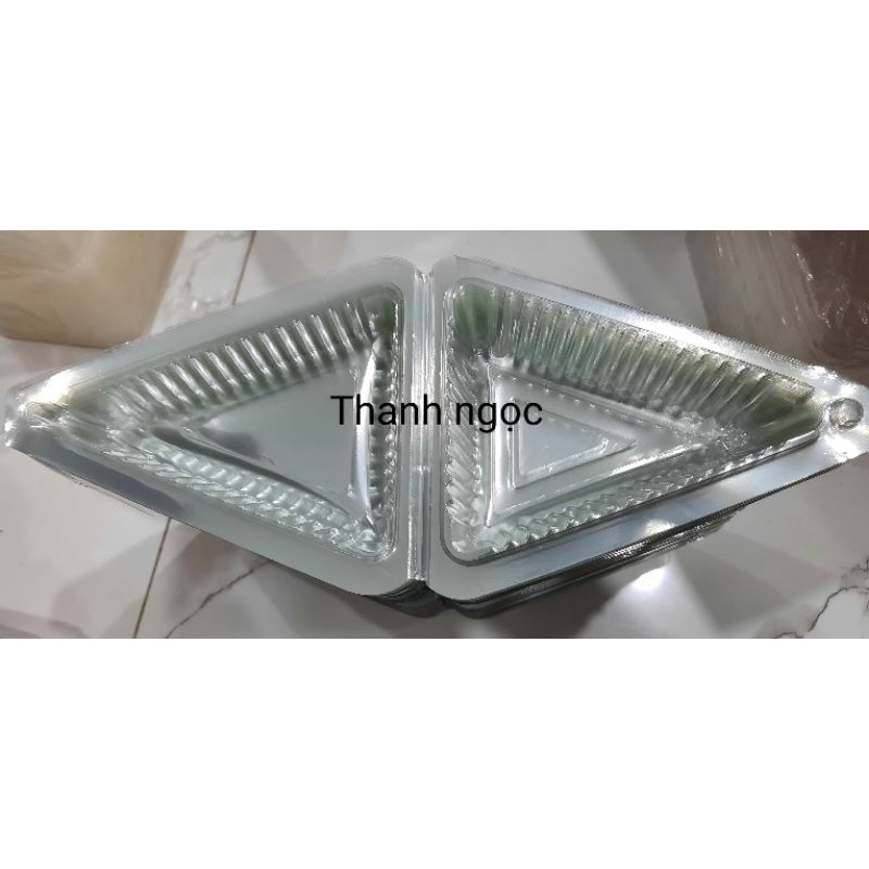 hộp tam giác 50 cái