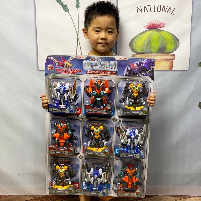 Vỉ đồ chơi robot lắp ráp làm quà cho bé.