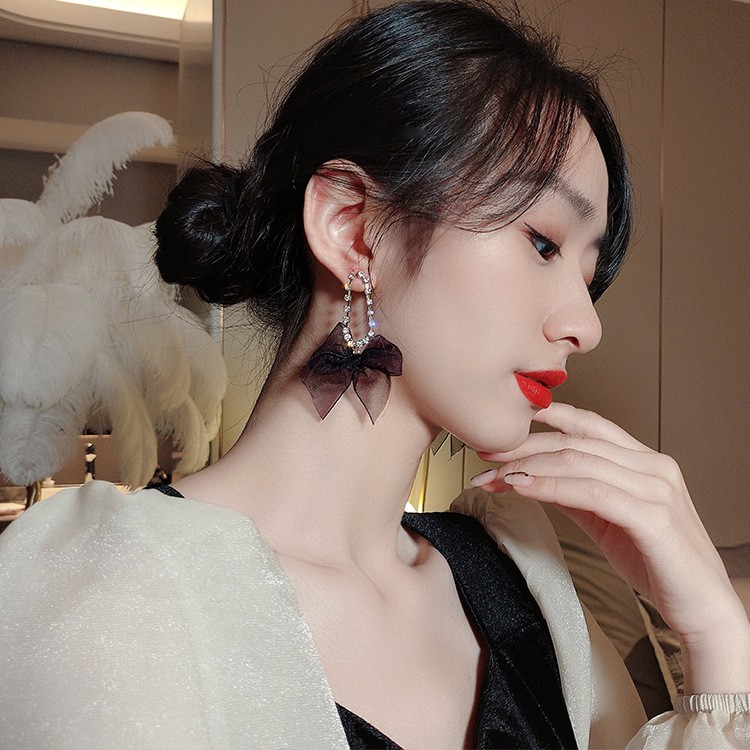 Bông tai nơ voan màu đen và vòng đính đá kiều diễm BT209