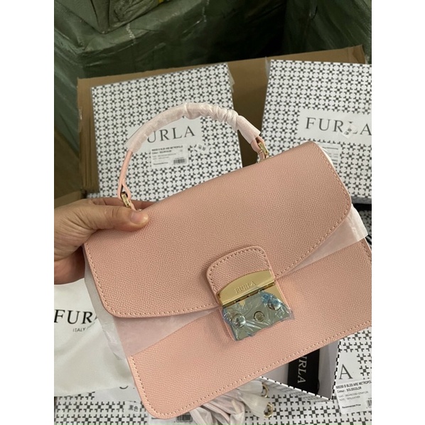 𝐓𝐮́𝐢 𝐅𝐮𝐫𝐥𝐚 𝐦𝐞𝐭𝐫𝐨𝐩𝐨𝐥𝐢𝐬 𝐭𝐚𝐲 𝐜𝐚̂̀𝐦