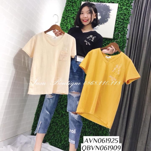 Phông giấy cổ tim có túi ngực, họa tiết thêu hình thỏ. Kiểu dáng dễ mặc, màu sắc trẻ trung năng động. Chất vải siêu mátt
