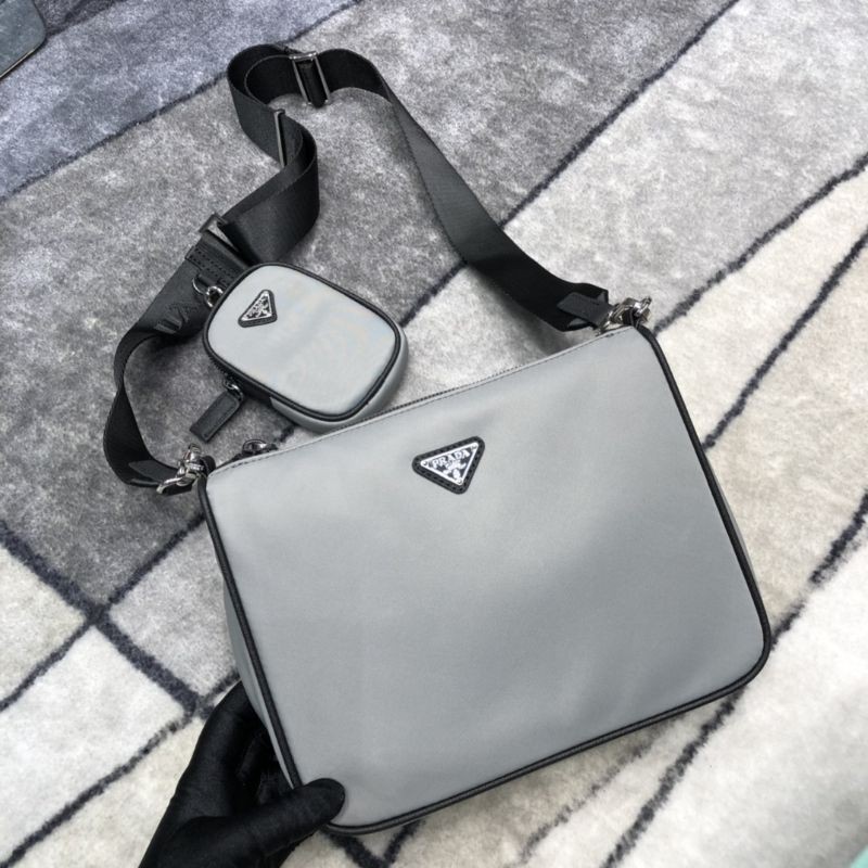 túi đeo chéo nam dámg vuông kéo khóa logo tam giác Prada