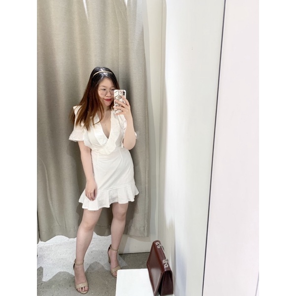 Đầm trắng ngắn tay lỡ cổ V bèo tiểu thư