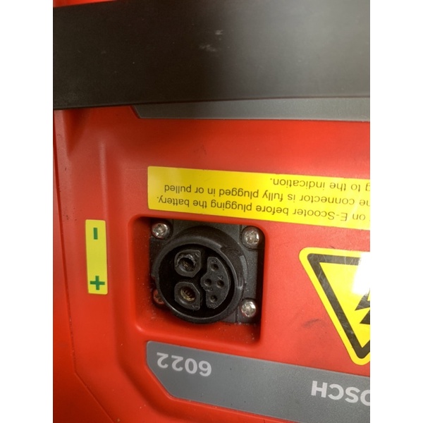 Giắc nguồn trên pin Bosch cho Klara A1