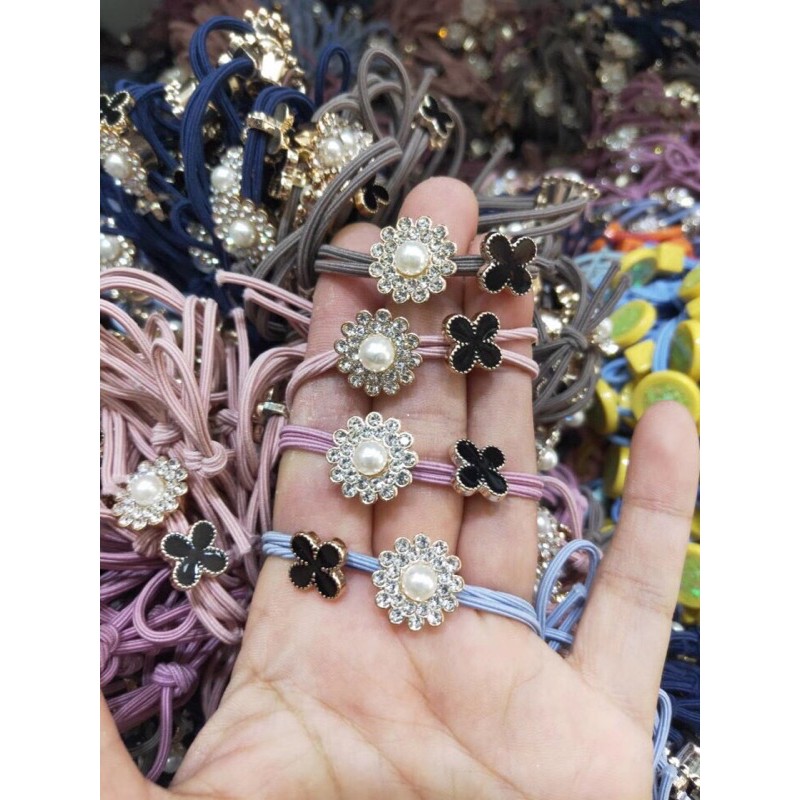 cột tóc hoa cúc, mặt cười, hạt đá tròn (lấy mẫu ngẫu nhiên