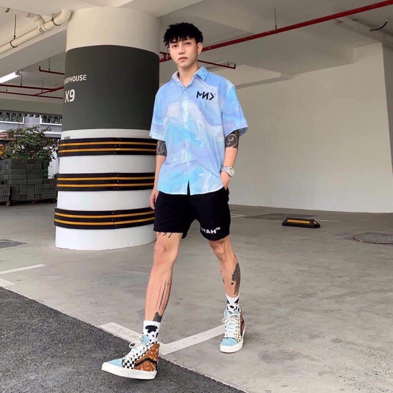 Áo sơ mi loang màu xanh bầu trời in chữ oversize unisex