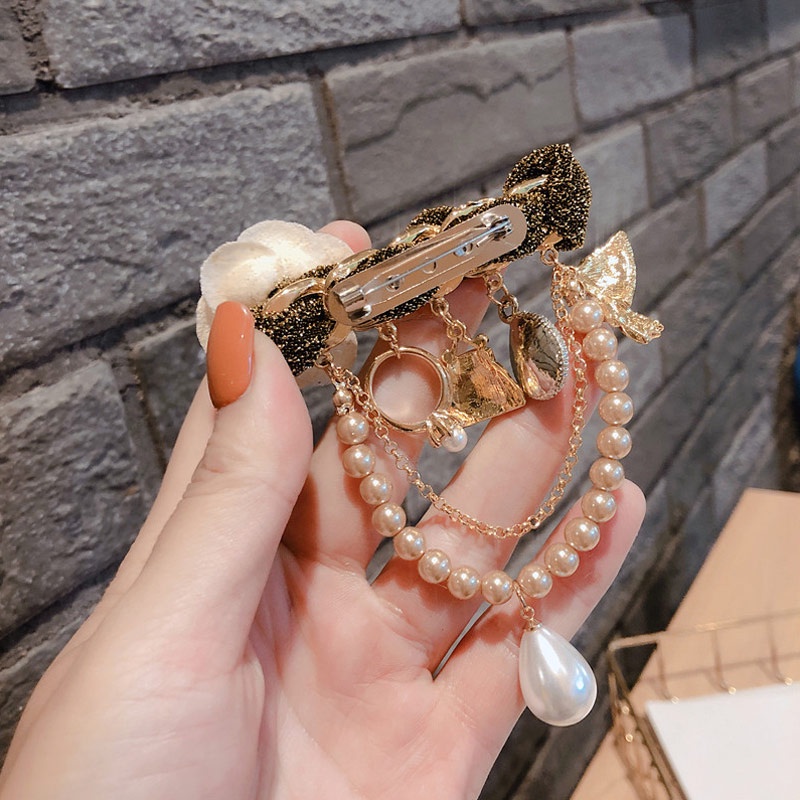 Trâm cài áo hình hoa trà phối dây xích phong cách vintage sang trọng cho nữ