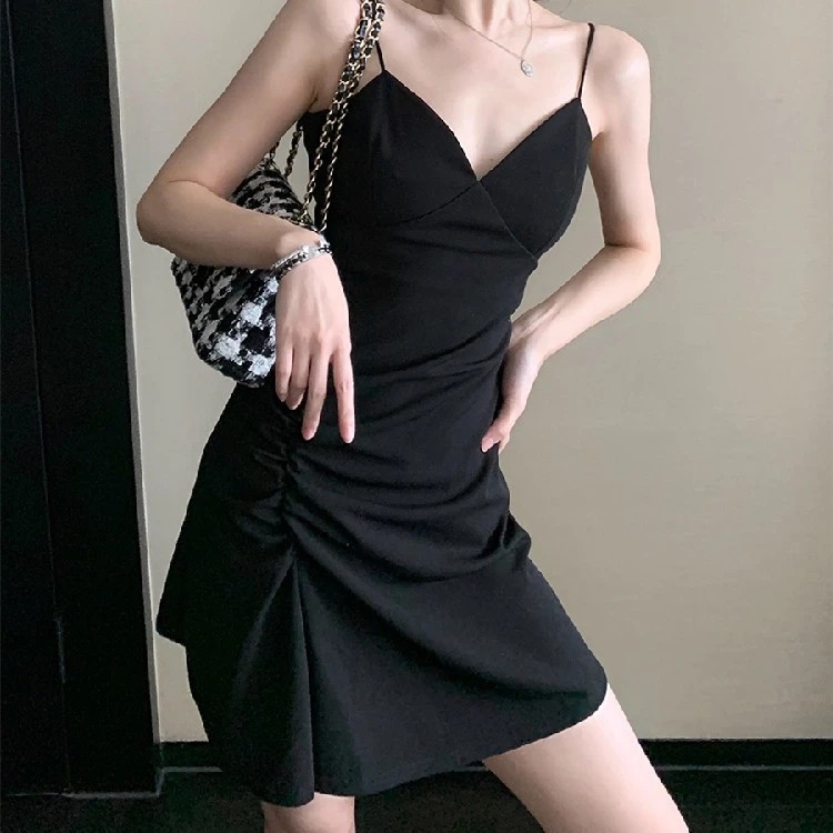 Đầm hai dây ôm sát quyến rũ dành cho nữ