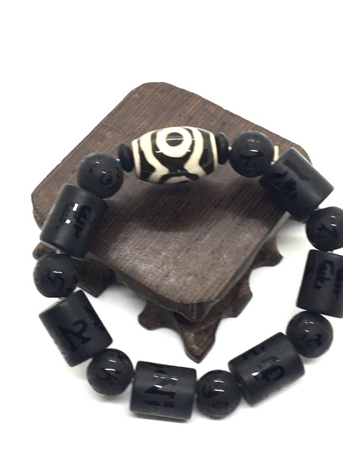 Vòng tay Dzi và đá đen phong thủy khắc chữ Tây Tạng