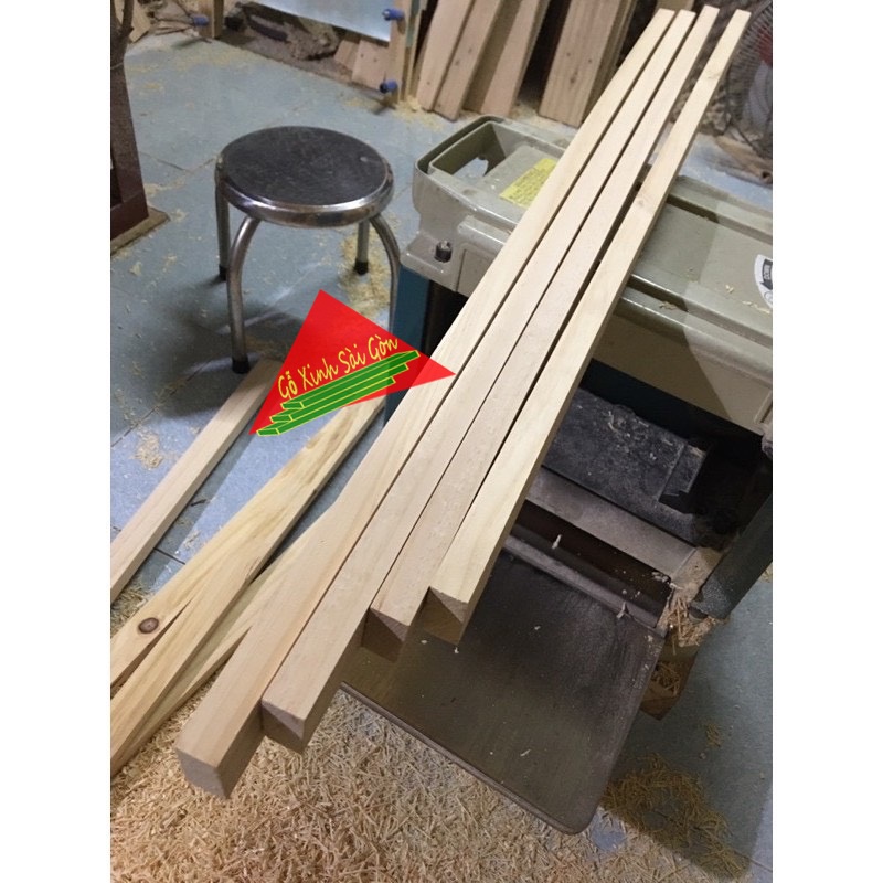 Thanh gỗ thông vuông 2x4cm, dài 1m bào láng 4 mặt