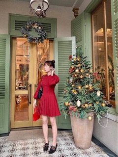Đầm đỏ nút bọc xếp li