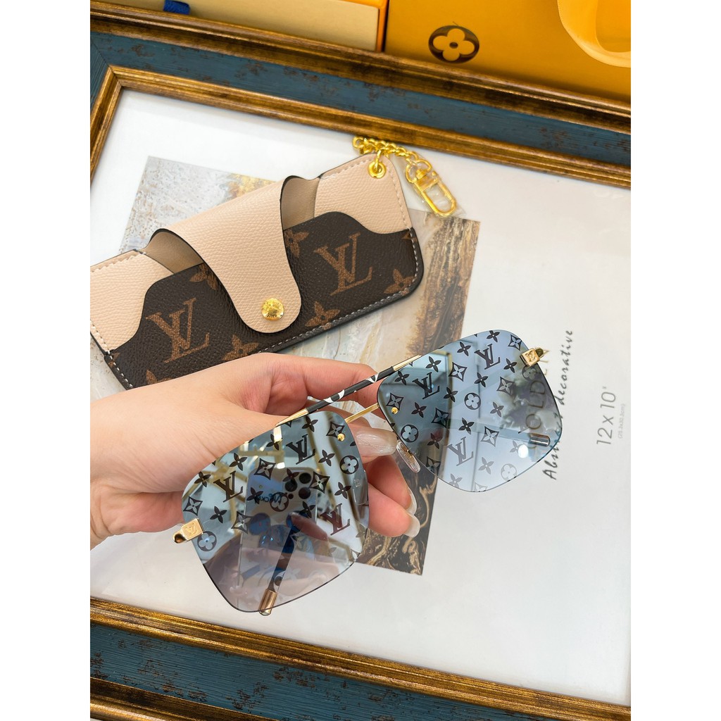 Kính mắt Louis Vuitton LV thiết kế cổ điên, mang đến sự sang trọng và thanh lịch