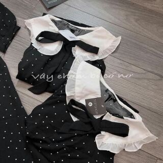Váy chấm bi cổ bèo