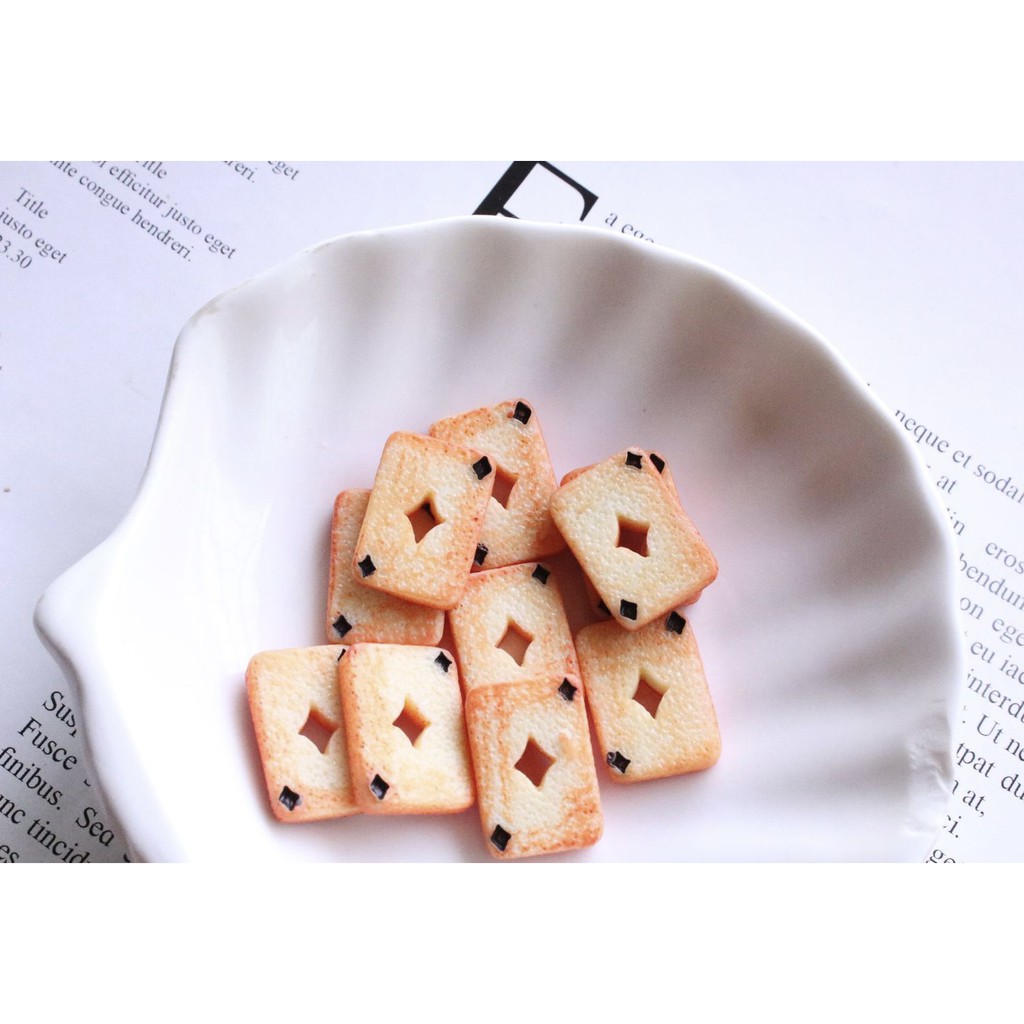 Charm (C57) slime/ Dụng Cụ Charm Trang Trí [Ko Keo &amp; Nút] Hình Lá Bài Màu Vàng (1.3x2.0 cm)
