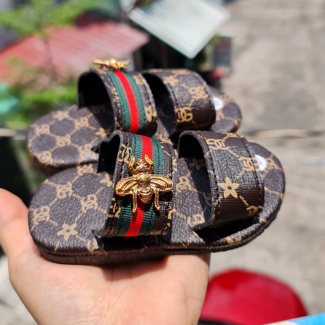 Dép lê hai quai ngang họa tiết chữ con ong cute