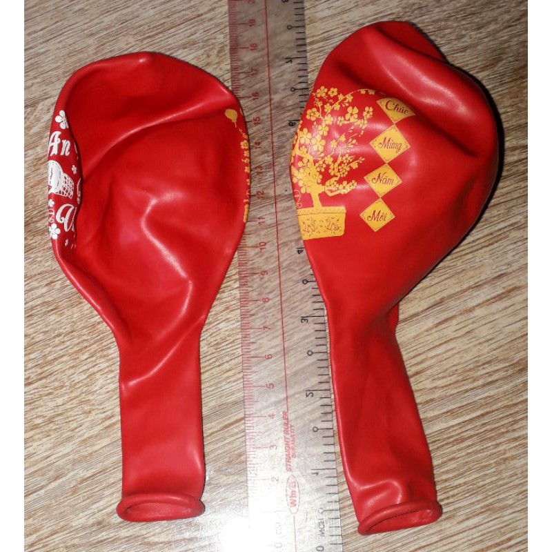 Chiếc bong bóng tròn In chữ CHÚC MỪNG NĂM MỚI loại to khi bơm 90cm hoặc 50cm bằng cao su