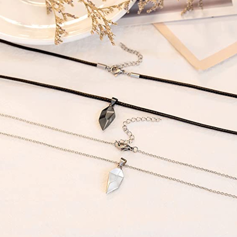 Set 2 Vòng cổ Mặt Trái Tim Có Nam Châm Thời Trang Dành Cho Cặp Đôi
