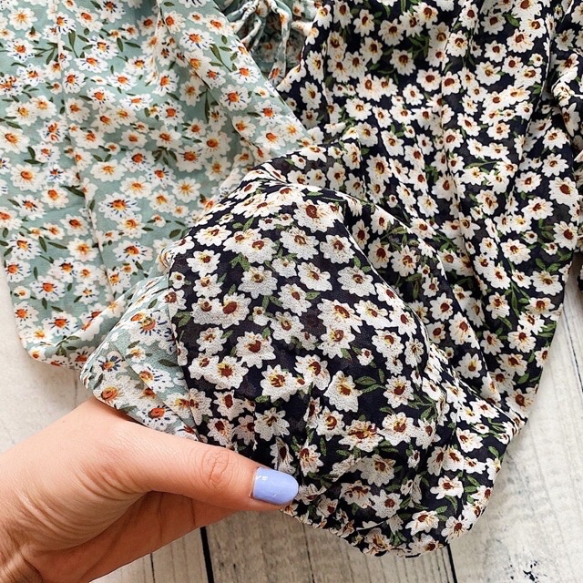 Áo croptop hoa tay dài rút dây 2 bên