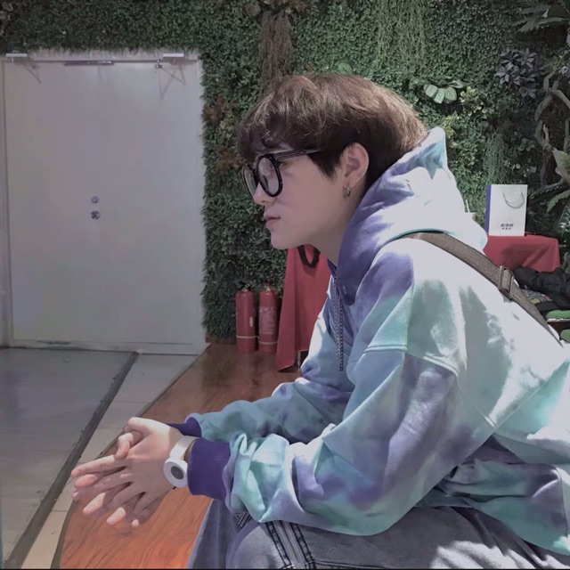 Áo nỉ có mũ loang lổ