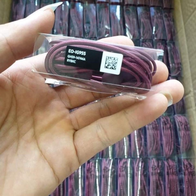 Tai nghe AKG đặc biệt màu đỏ đô