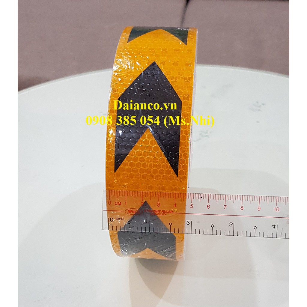 Băng keo decal phản quang vàng đen mũi tên 5cm*50m chuyên dụng - Hình thật