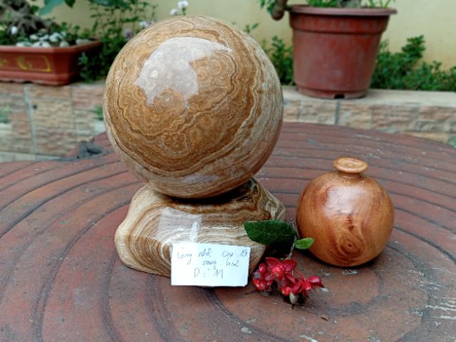 cầu đá thiên nhiên đường kính 14 cm màu vàng vân gỗ