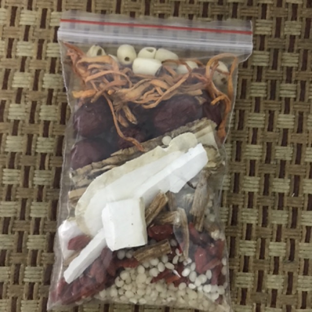 Gói thuốc bắc hầm gà, chim, lẩu gà đuôi bò... sạch nhà làm