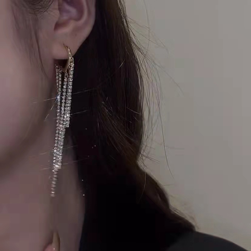 Bông Tai Dáng Dài Đính Đá Phối Tua Rua Thời Trang Hàn Quốc