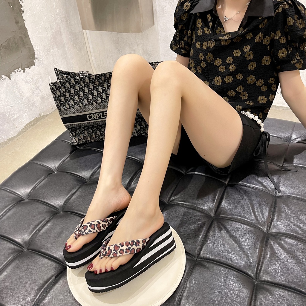 Dép Xỏ Ngón Đế Dày Tăng Chiều Cao In Họa Tiết Da Báo Dễ Thương Thời Trang Cho Nữ