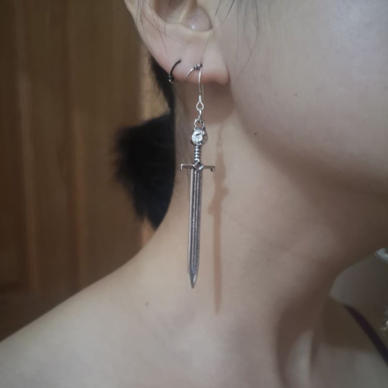Khuyên Tai Hình Thanh Kiếm Phong Cách Gothic Thời Thượng