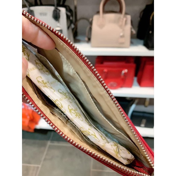 Ví cầm tay Guess