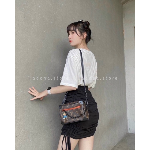 Set áo thun trắng in chữ kèm chân váy đen rút dây 2 bên