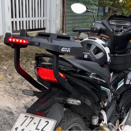 Đế thùng sau GIVI M7MN-S có đèn led cảnh báo nhựa PP nguyên sinh gắn thùng sau xe máy GIVI chính hãng
