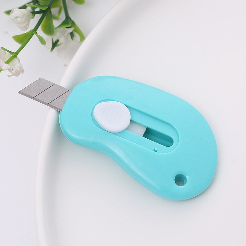 Dao Rọc giấy mini Siêu Dễ Thương Nhỏ Gọn Có Lỗ Treo Xinh Xắn