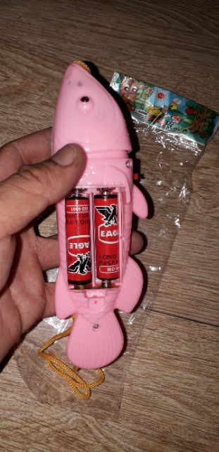 Một chiếc quạt hình cá bằng nhựa hình rất đẹp tặng kèm PIN