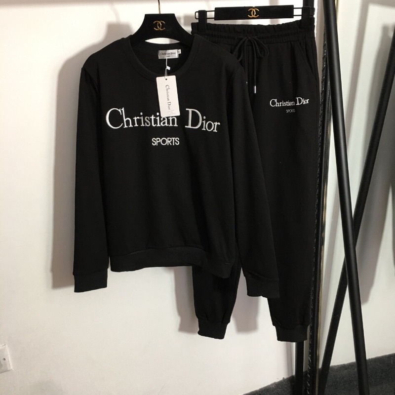 bộ đồ thể thao Dior ngực thêu chữ cái áo dài tay cổ tròn quần lưng thun dễ mặc.