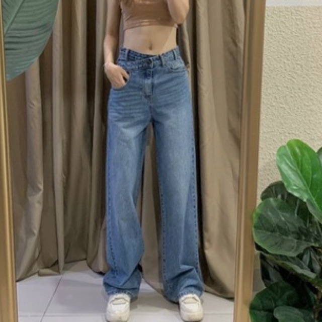 QUẦN JEANS SUÔNG RỘNG LỆCH NÚT - XANH NHẠT