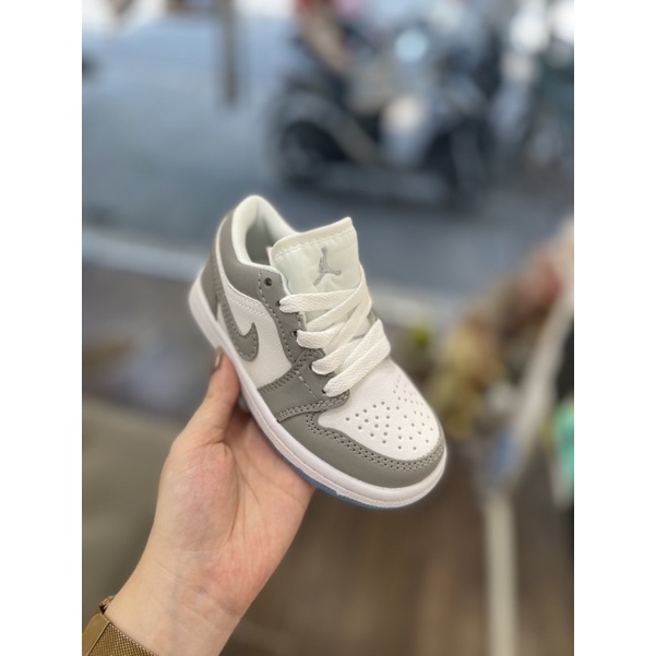 Giày Jordan trẻ em màu xám thấp cổ Wolf Grey