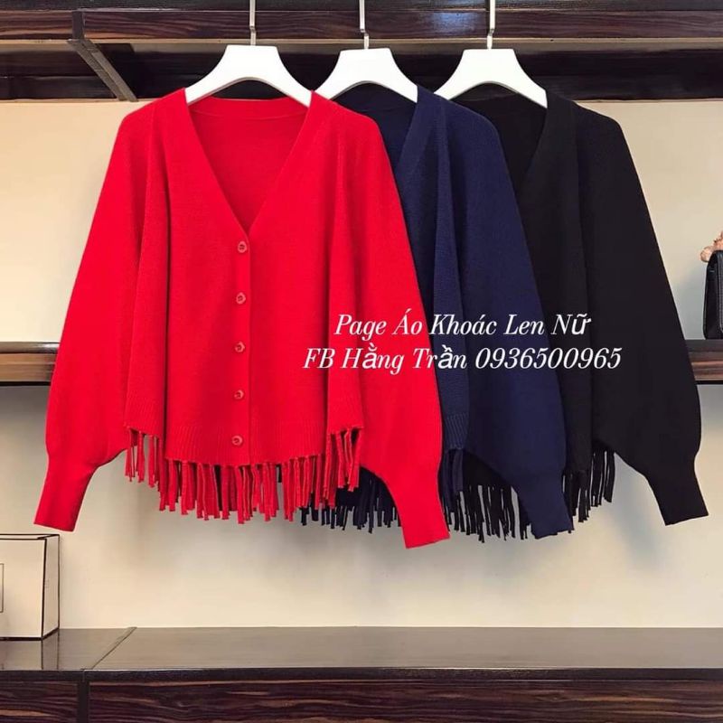Áo khoác len choàng tua rua tay cánh dơi dáng ngắn.