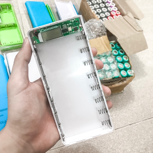 Box sạc dự phòng màn LCD hiển thị % pin và dòng sạc. Box 8 cell sử dụng cell 18650. (Box đã kèm pin)