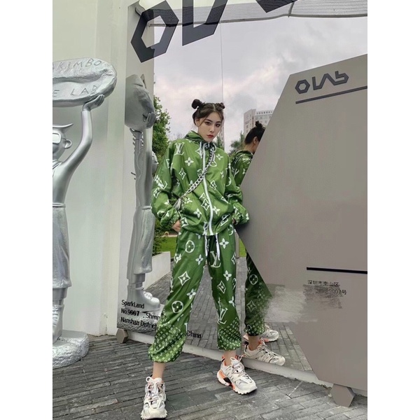 Bộ thể thao nữ thương hiệu thời trang cao cấp Louis Vuitton LV gồm áo khoác gió có mũ+quần dài