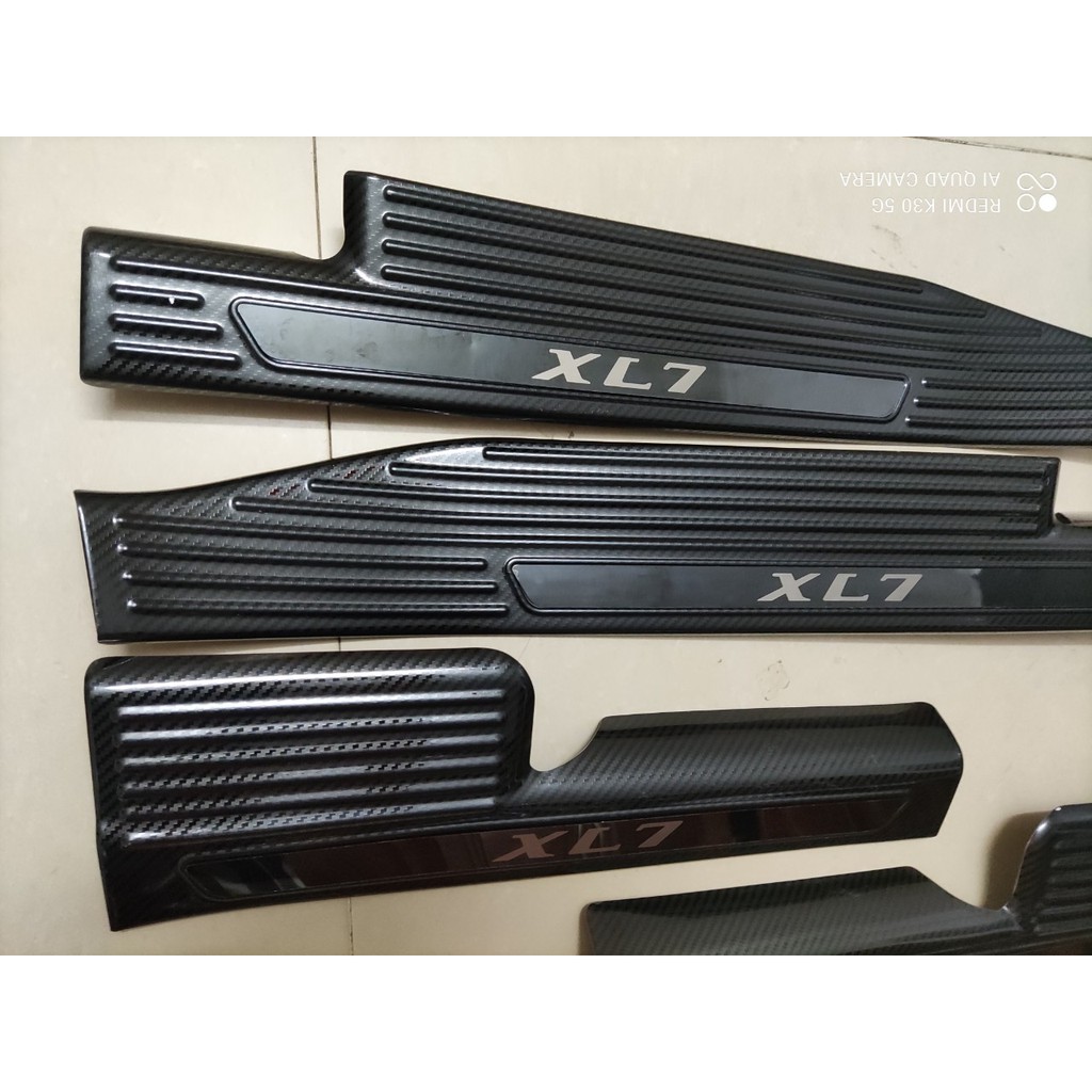 Ốp bậc cửa xe, Nẹp bước chân xe Suzuki XL7, XL-7 2019 2020 2021 mẫu carbon thể thao cao cấp