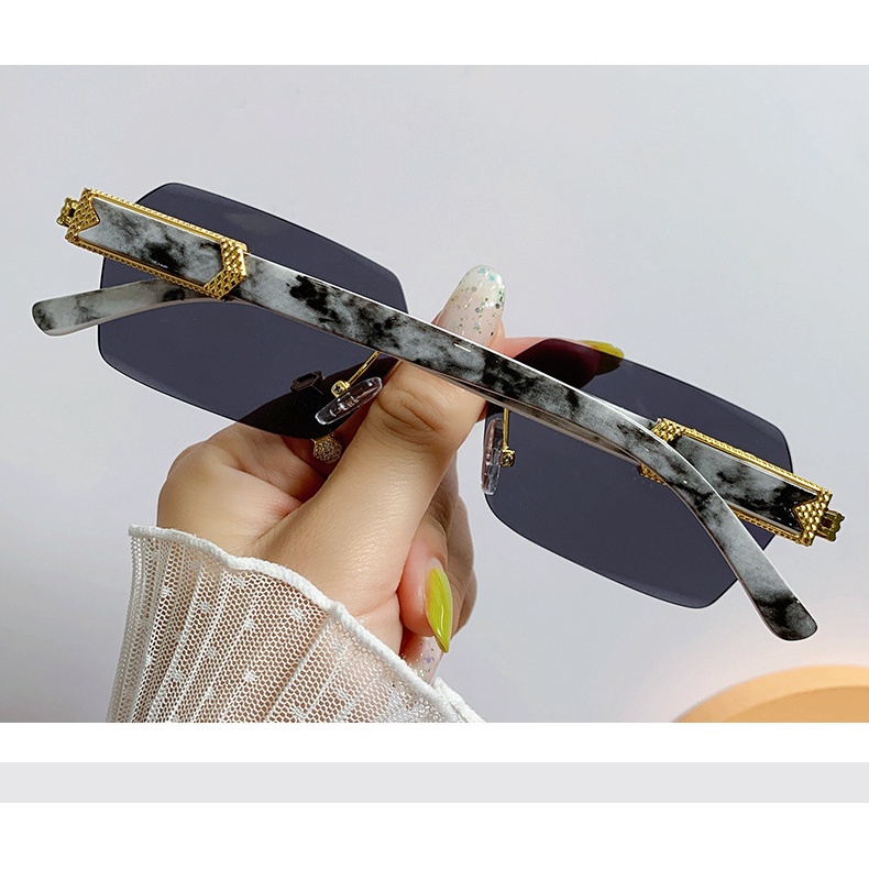 Kính mát có gọng vuông lớn thời trang dành cho nữ