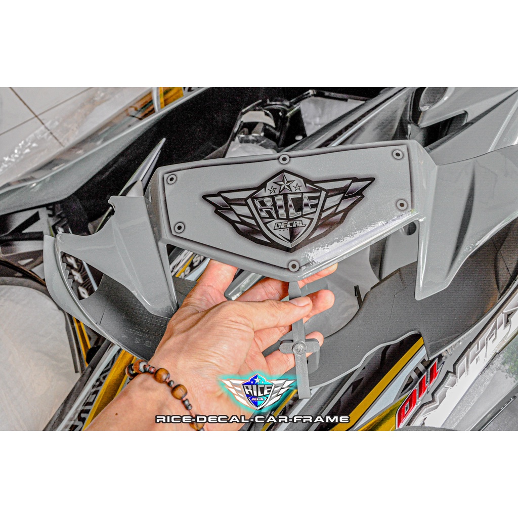 Tem Sirius Trước sau xám xi măng yếm trong đen Cham vuông bóp méo