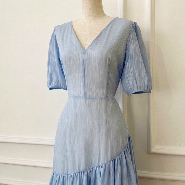 Đầm midi voan cổ V tay phồng tà xéo