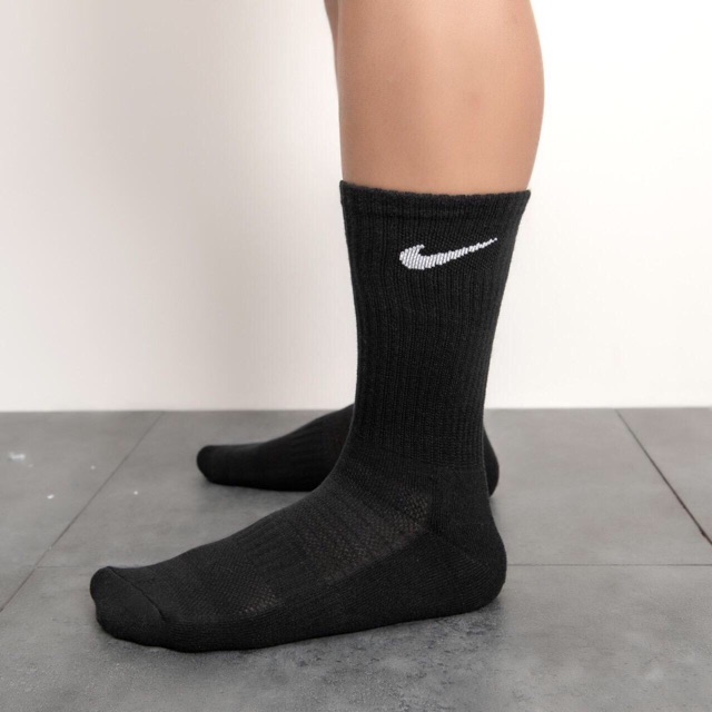 Tất thể thao Nike dài cổ