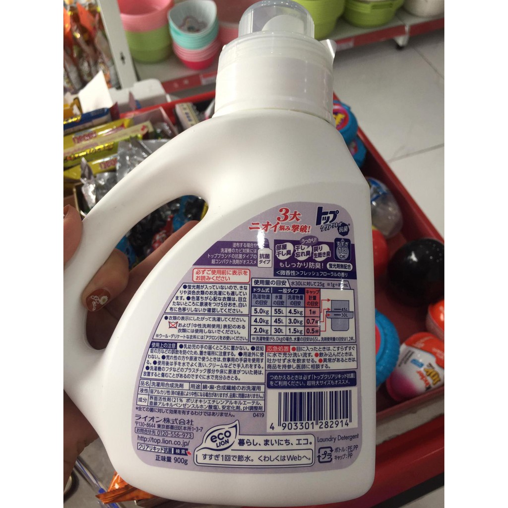 Nước giặt Lion Top Clear Liquid Body kháng khuẩn chai 900g
